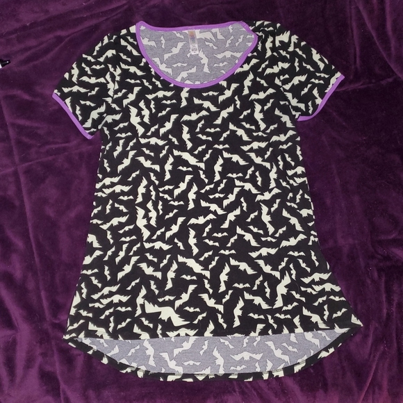 LuLaRoe Classic T - Picture 1 of 3